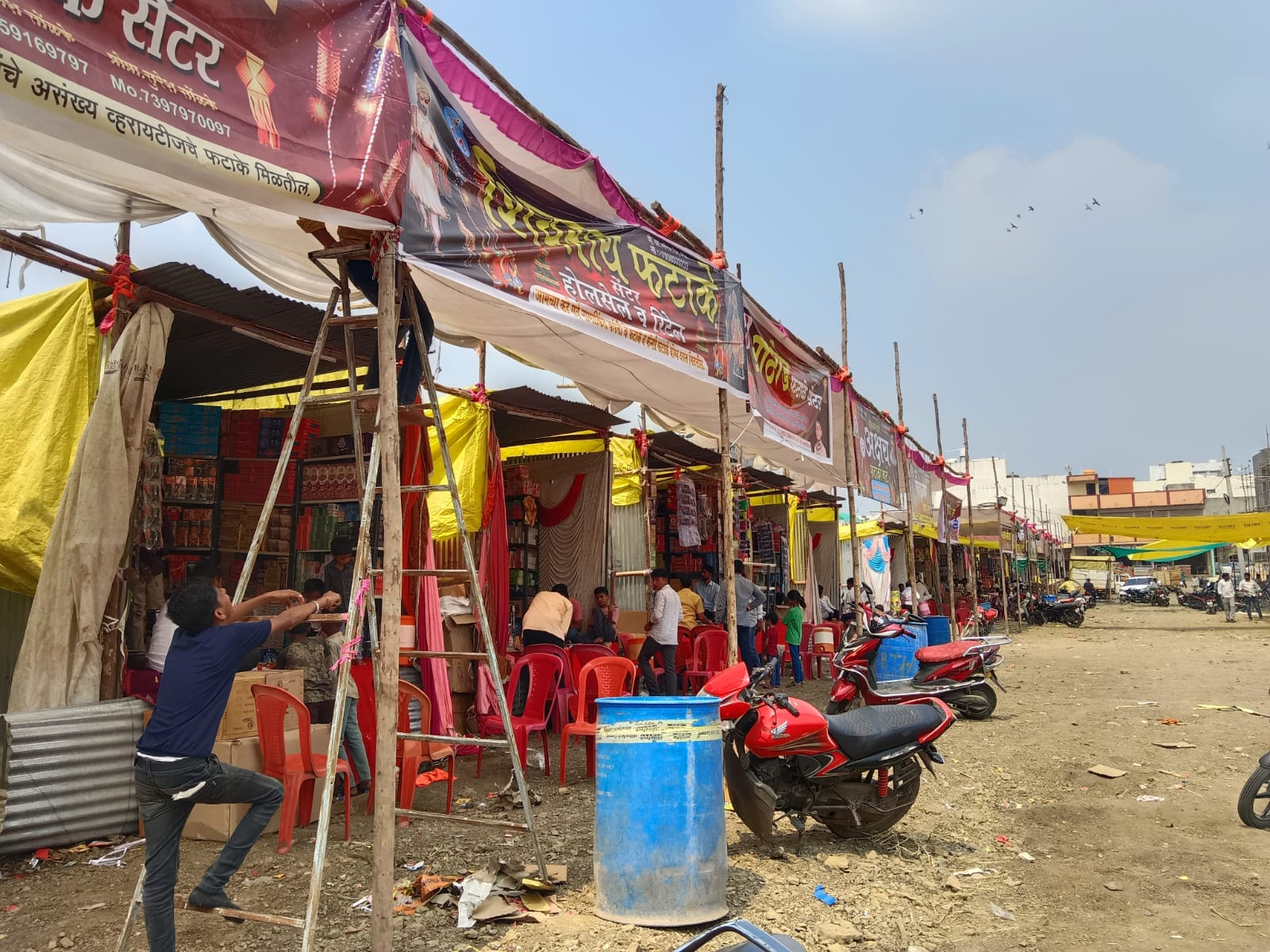 दिवाली खरीदारी के लिए गंगाखेड बाजार…