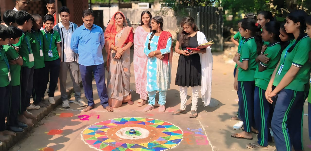 प्रज्ञान विद्यापीठ विद्यालय के दीपोउत्सव में छात्राओं ने रंगों से उकेरी भारतीय संस्कृति की छवि