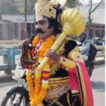 बुरहानपुर में ‘यमराज’ बना समाजसेवी, जर्जर सड़कों पर विरोध प्रदर्शन