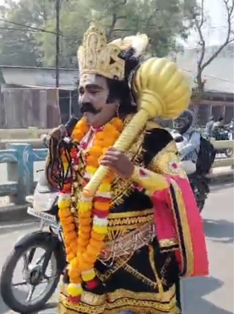 बुरहानपुर में ‘यमराज’ बना समाजसेवी, जर्जर सड़कों पर&hellip;