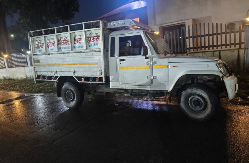 सड़क पर स्टंट करने वाले वाहन के खिलाफ यातायात पुलिस की बड़ी कार्रवाई — पिकअप जब्त, चालक पर चलानी कार्रवाई