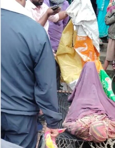 तरकुलवा में भैंस बचाने के प्रयास में महिला की मौत, शॉर्ट सर्किट से झोपड़ी में लगी आग