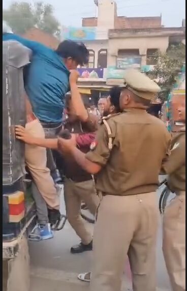मैनपुरी: वाहन चेकिंग के दौरान कुसमरा पुलिस पर मारपीट का आरोप — बाइक सवार की पिटाई का वीडियो वायरल
