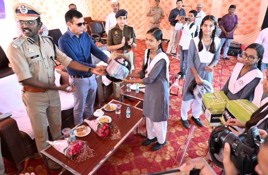 बांदा में यातायात सुरक्षा जागरूकता माह का शुभारंभखूंटी तिराहा से निकाली गई रैली, लोगों को दिया यातायात नियमों के पालन का संदेश