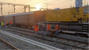 हाजीपुर में सैन्य मालगाड़ी के दो डिब्बे पटरी…