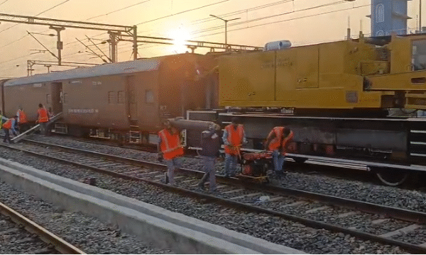 हाजीपुर में सैन्य मालगाड़ी के दो डिब्बे पटरी&hellip;