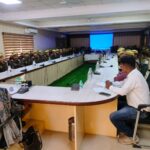 फिरोजाबाद पुलिस लाइन में आयोजित तनाव प्रबंधन कार्यशाला — पुलिस कर्मियों को सिखाई गई मानसिक स्वास्थ्य व योग तकनीकें