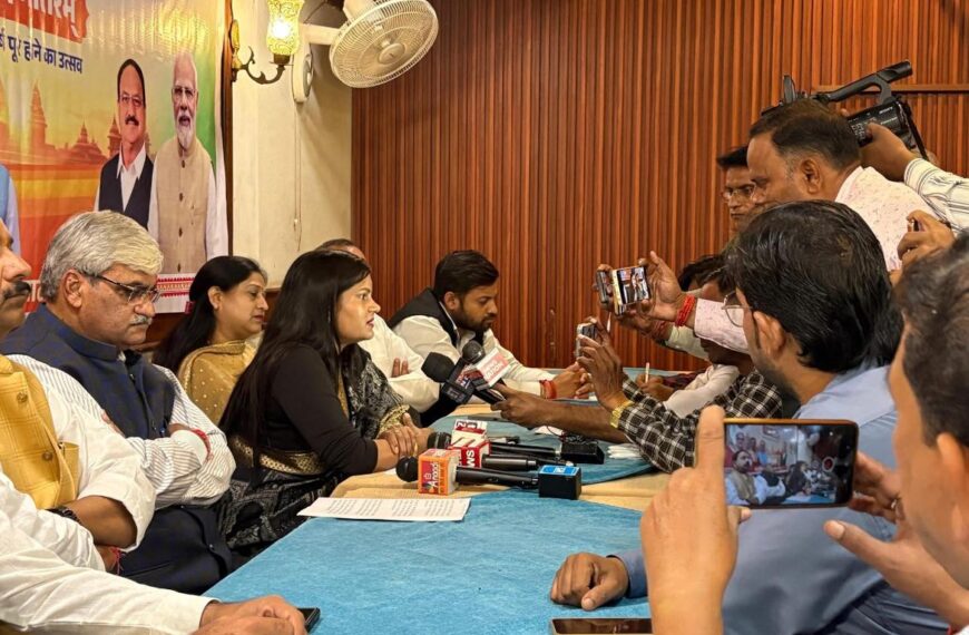 ‘वंदे मातरम्’ के 150 वर्ष पूर्ण — मोनार्क होटल में प्रेस कॉन्फ्रेंस, पत्रकारों का हुआ सम्मान