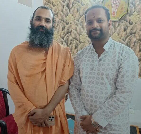 बोधगया में परशुराम गुरूकुल ट्रस्ट के सदस्यों ने महामंडलेश्वर विवेकानंद गिरी जी महाराज से की भेंट, अंगवस्त्र देकर किया सम्मानित