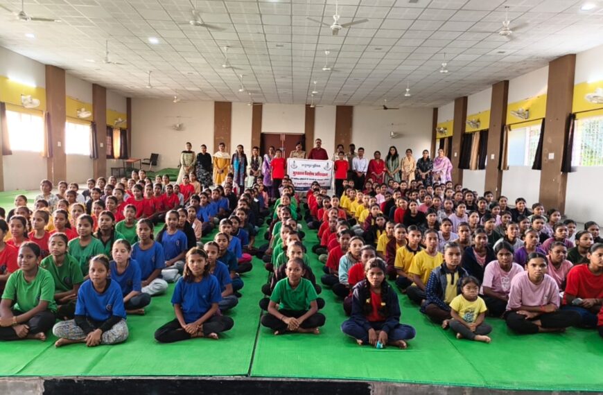 मुस्कान अभियान के तहत छात्राओं को…