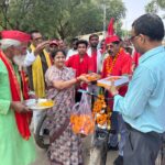 समाजवादी पार्टी की वरिष्ठ नेत्री ने साइकिल यात्रा को हरी झंडी दिखाकर किया रवाना