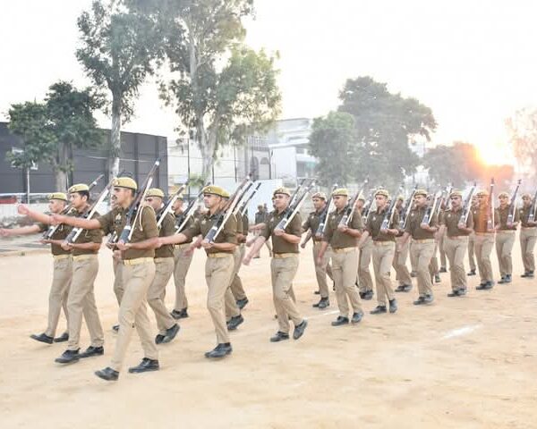 बदायूं में एसएसपी ने ली परेड की सलामी