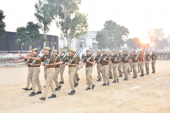 बदायूं में एसएसपी ने ली परेड की सलामी