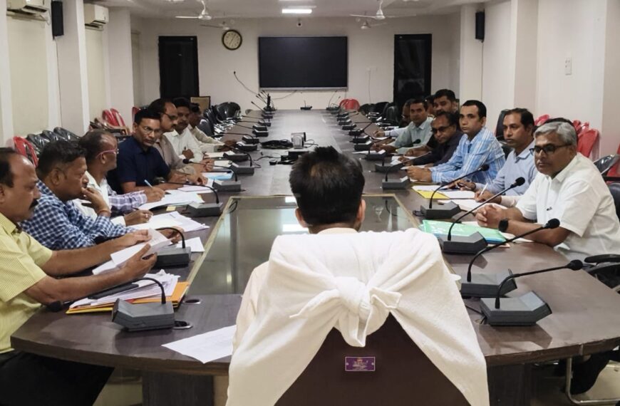 कलेक्टर ने शिक्षा विभाग की समीक्षा की