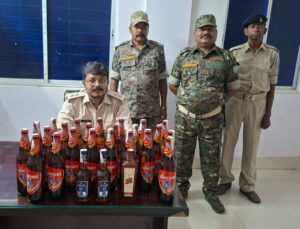 पाकुड़ में होटल से अवैध शराब बरामद