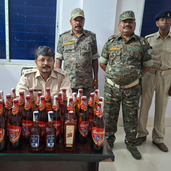 पाकुड़ में होटल से अवैध शराब बरामद