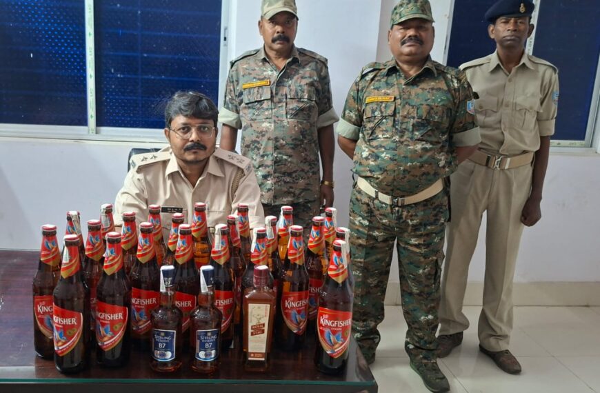 पाकुड़ में होटल से अवैध शराब बरामद