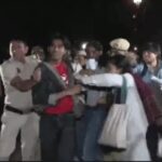 दिल्ली में हवा हुई ज़हरीली, बढ़ते प्रदूषण के खिलाफ युवाओं का विरोध