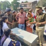 बांदा में यातायात जागरुकता कार्यक्रम, छात्रा बनी एक घंटे की ट्रैफिक इंस्पेक्टर