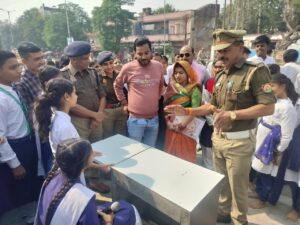 बांदा में यातायात जागरुकता कार्यक्रम, छात्रा बनी एक&hellip;