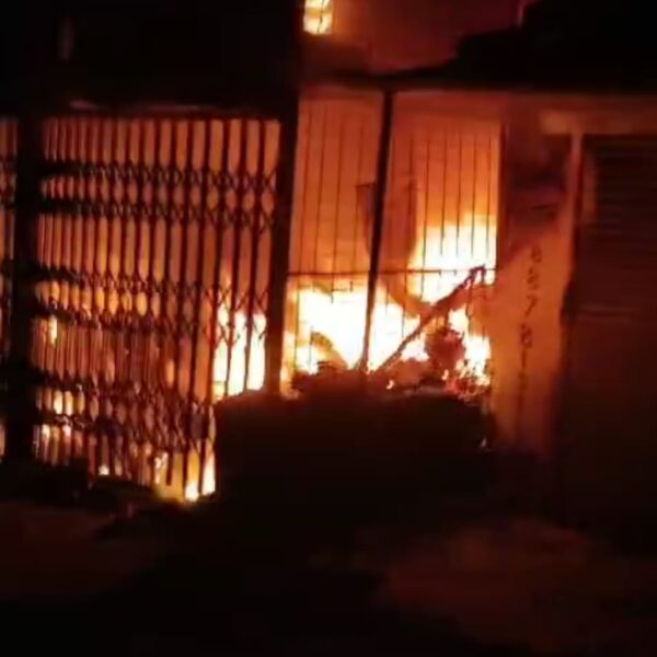 चचाई बाजार में दो दुकानों में भीषण आग