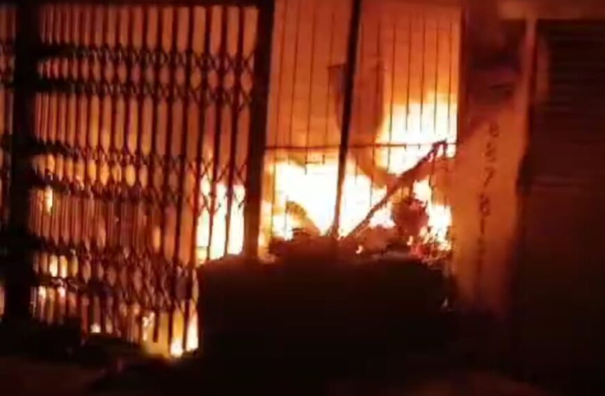 चचाई बाजार में दो दुकानों में भीषण आग