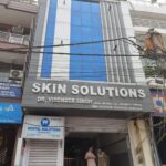 स्किन सॉल्यूशन क्लीनिक पर मरीज़ों की शिकायतों का शोर