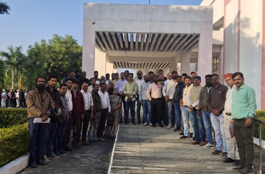 जिला प्रशासन ने पत्रकारों को दिया आश्वासन, जल्द&hellip;