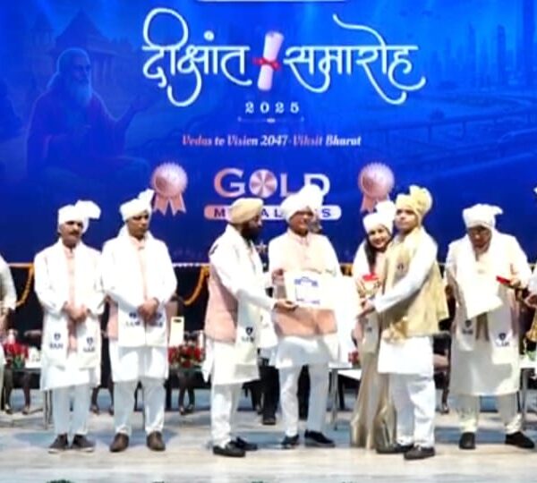 दीक्षांत समारोह में नैतिक द्विवेदी को मिला यूनिवर्सिटी…