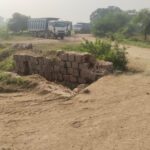 हमीरपुर में खनन माफियाओं की दबंगई, नहर जाम कर बनाया रास्ता