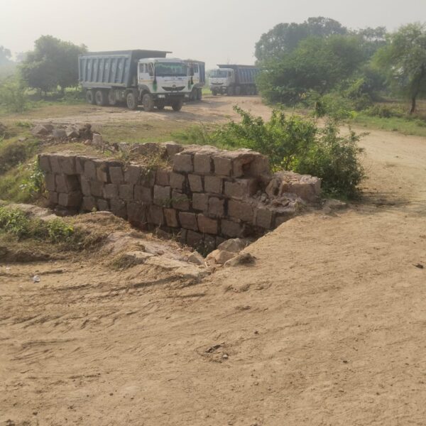 हमीरपुर में खनन माफियाओं की दबंगई, नहर जाम&hellip;