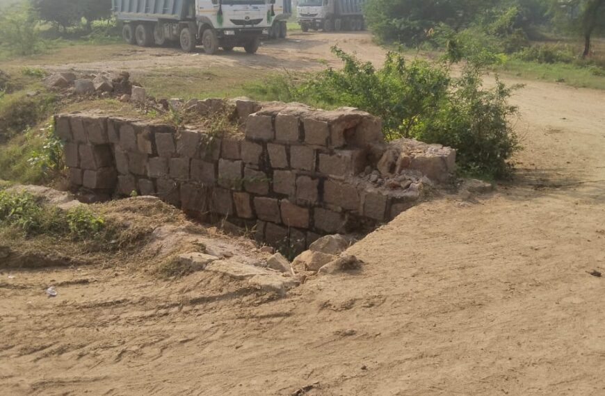 हमीरपुर में खनन माफियाओं की दबंगई, नहर जाम&hellip;