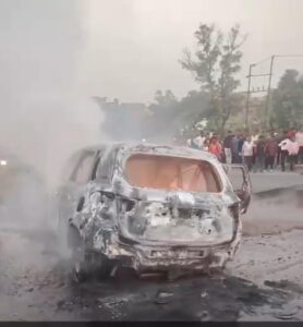 चलती कार में शॉर्ट सर्किट से भीषण आग