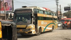 ढिमरापुर चौक में लकड़ी से भरा ट्रक पलटा,&hellip;