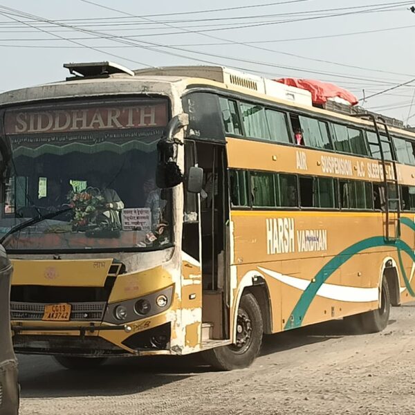 ढिमरापुर चौक में लकड़ी से भरा ट्रक पलटा,&hellip;