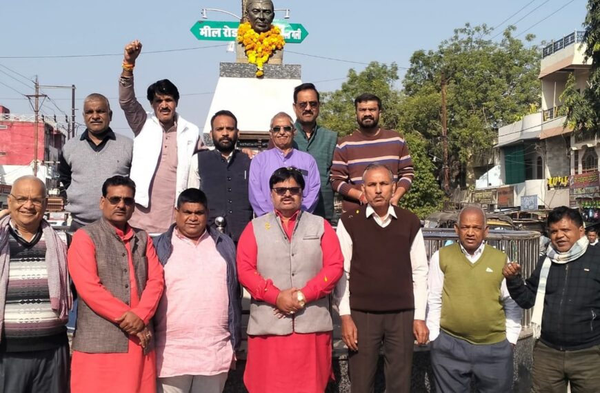 कांग्रेस कार्यकर्ताओं ने पूर्व प्रधानमंत्री जवाहरलाल नेहरू की&hellip;