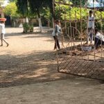 विद्या के मंदिर में बच्चों से कराई जा रही मजदूरी