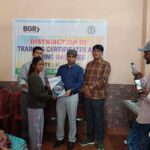 झारखंड स्थापना दिवस पर बीजीआर माइनिंग ने स्किल डेवलपमेंट सेंटर में प्रमाणपत्र और सिलाई मशीनों का वितरण